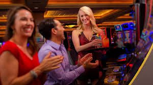 Sảnh casino trực tuyến với dealer người thật tại vic88
