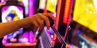 Màn hình điện thoại hiển thị phòng bingo trực tuyến tại vic88 với bảng số và giao diện tiếng Việt